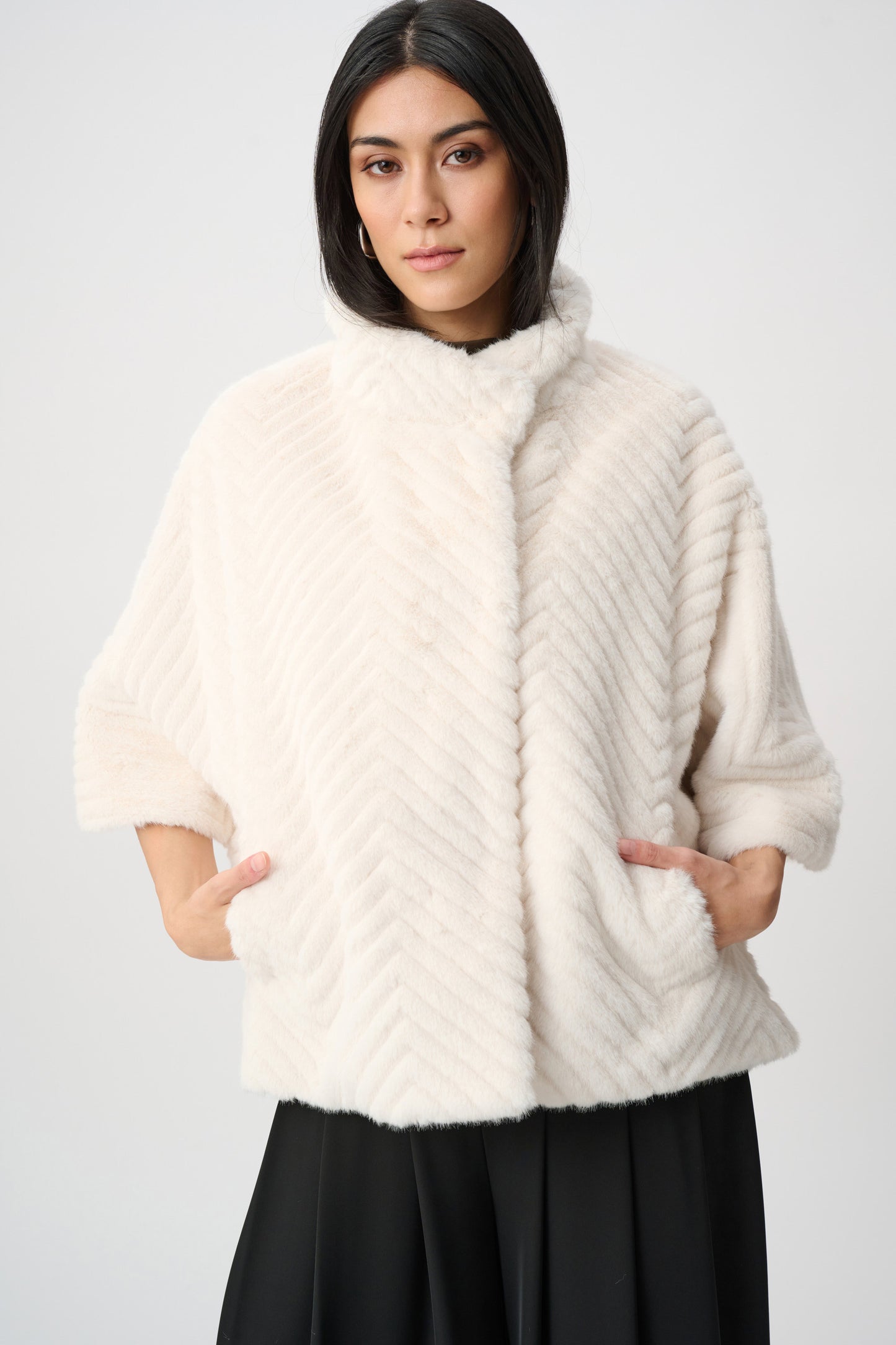 Joseph Ribkoff Chevron Faux Fur Cape-Style Jacket 263917 – produktbilde 10