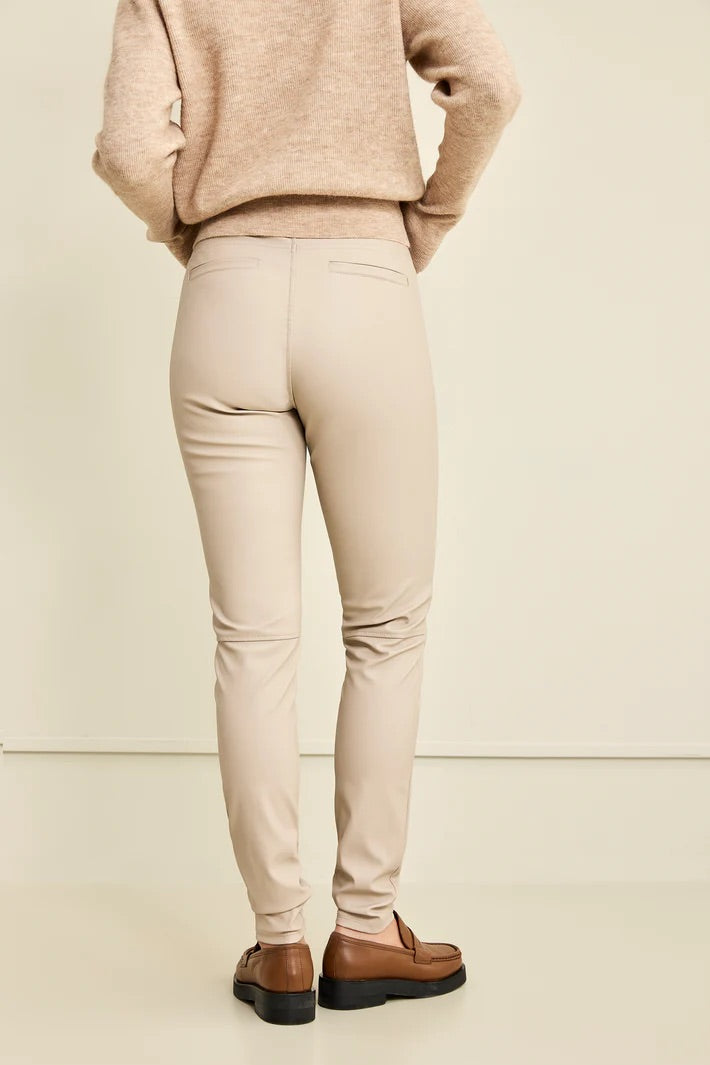 Knit-ted Vegansk Skinnbukse Amber Sand