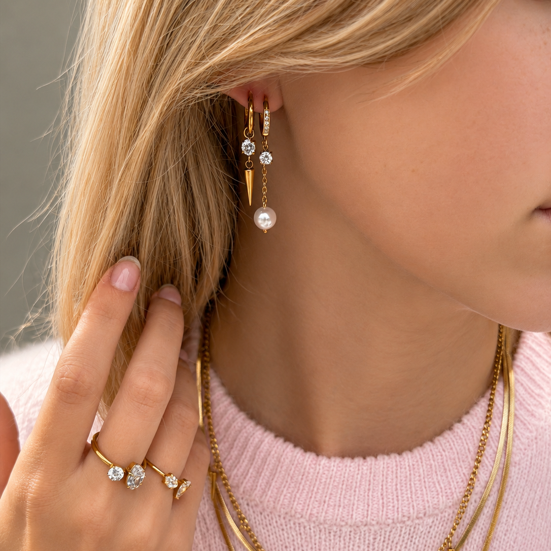 ByJolima Pearl And Crystal Huggie Gold – produktbilde 2