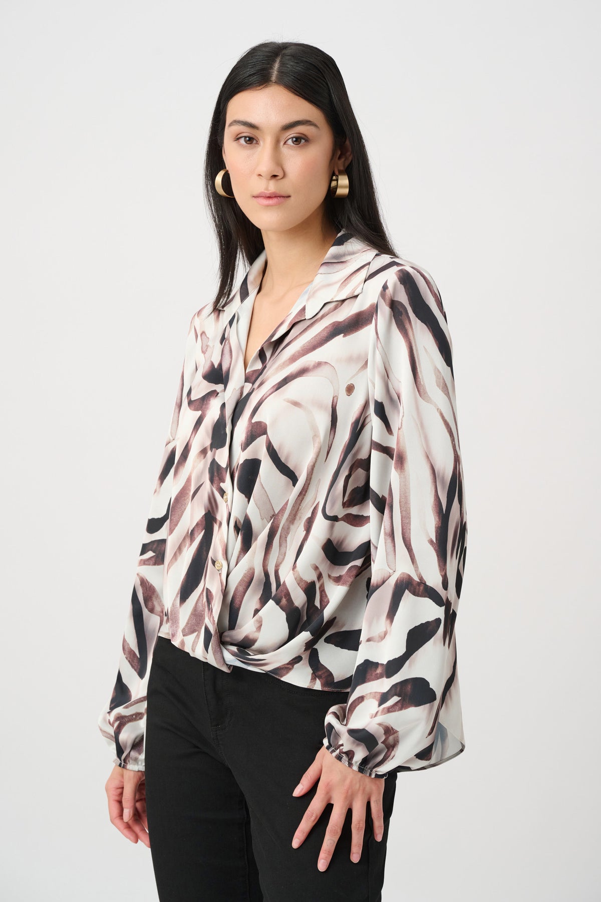 Joseph Ribkoff Recycled Satin Animal Print Draped Top - 263057 – t-skjorte fra Joseph Ribkoff hos Den Lille Sorte