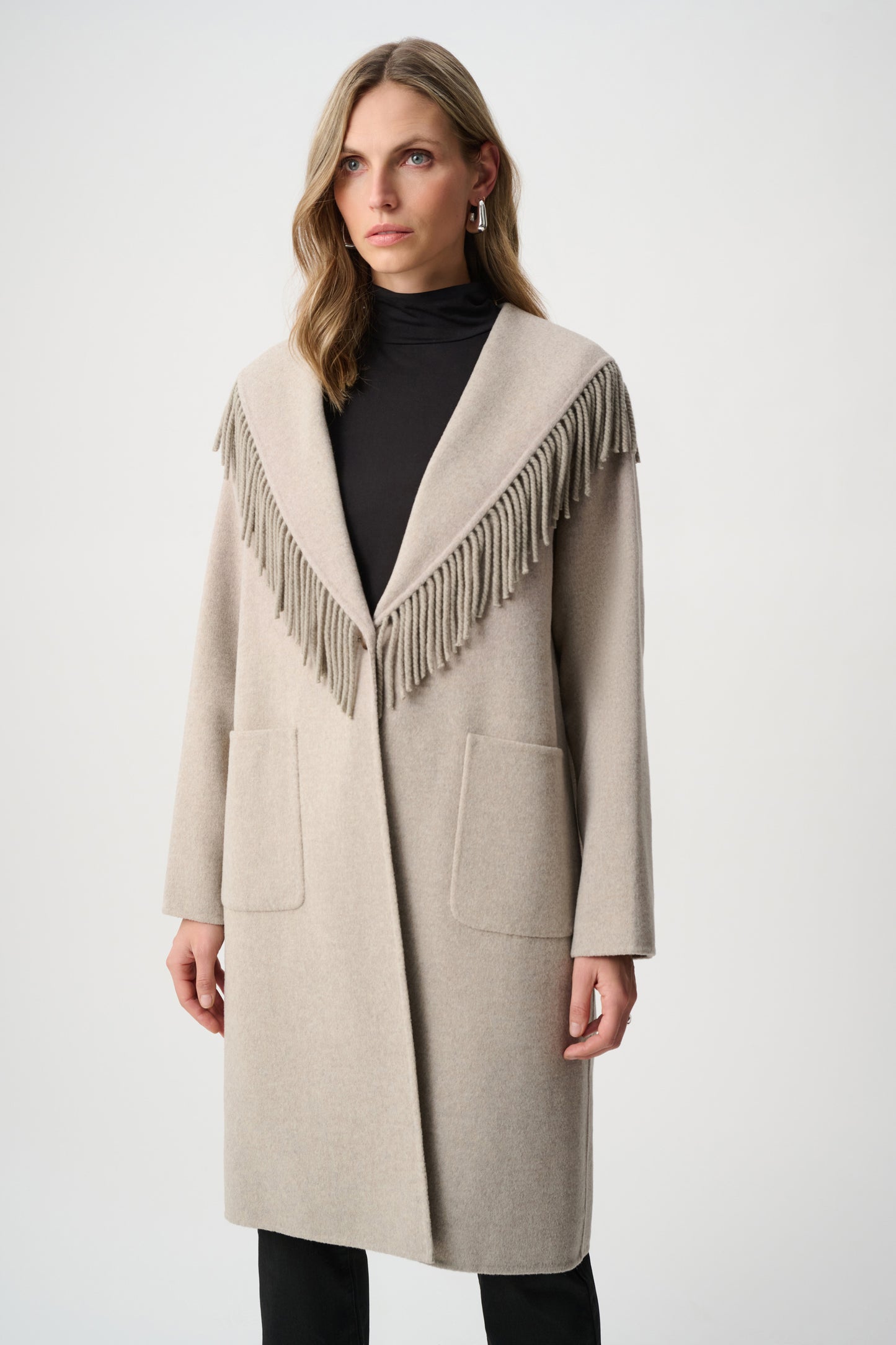 Joseph Ribkoff Wool Blend Shawl Collar Fringed Coat 263912 – jakke fra Joseph Ribkoff hos Den Lille Sorte