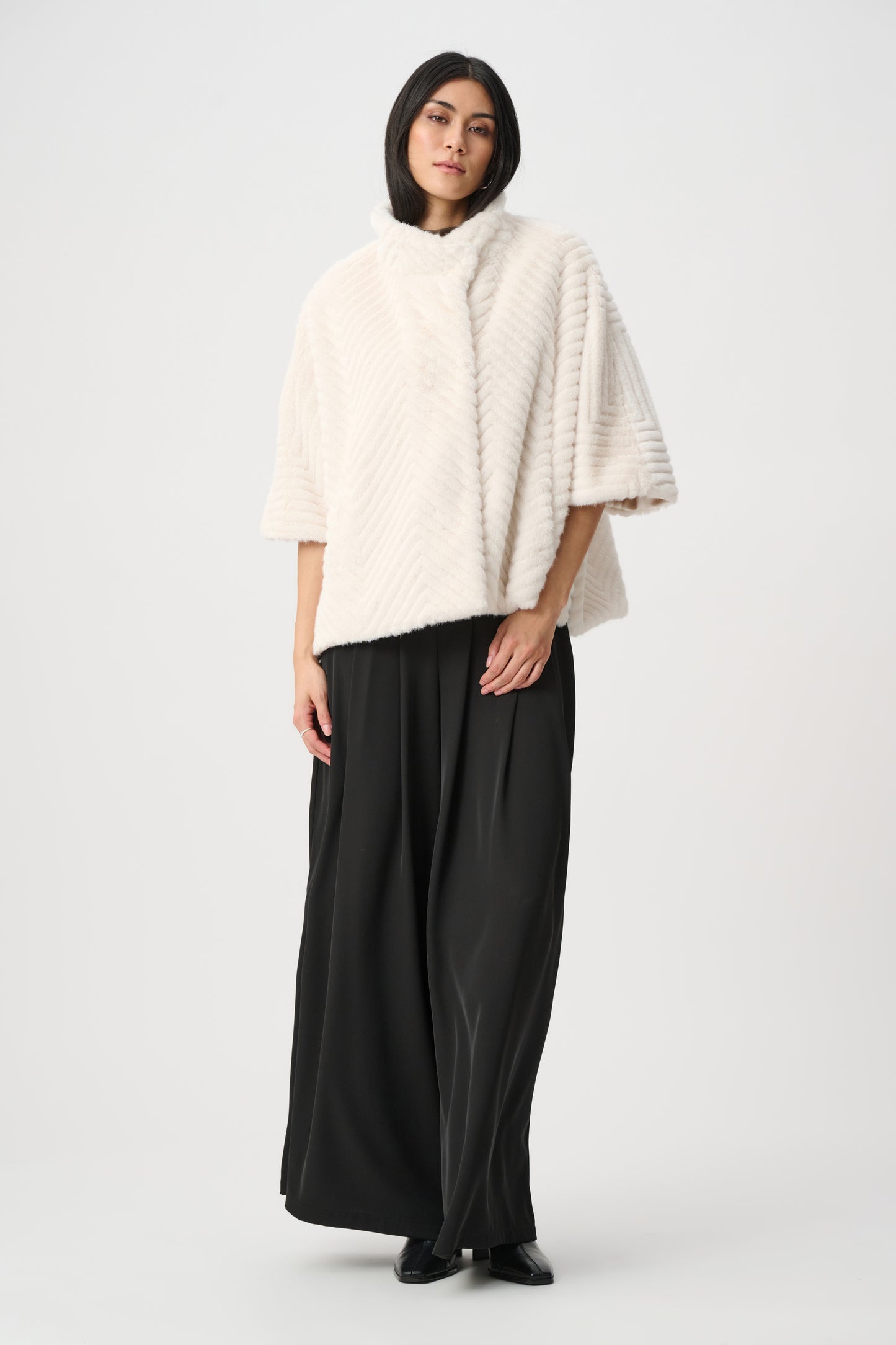 Joseph Ribkoff Chevron Faux Fur Cape-Style Jacket 263917 – produktbilde 9