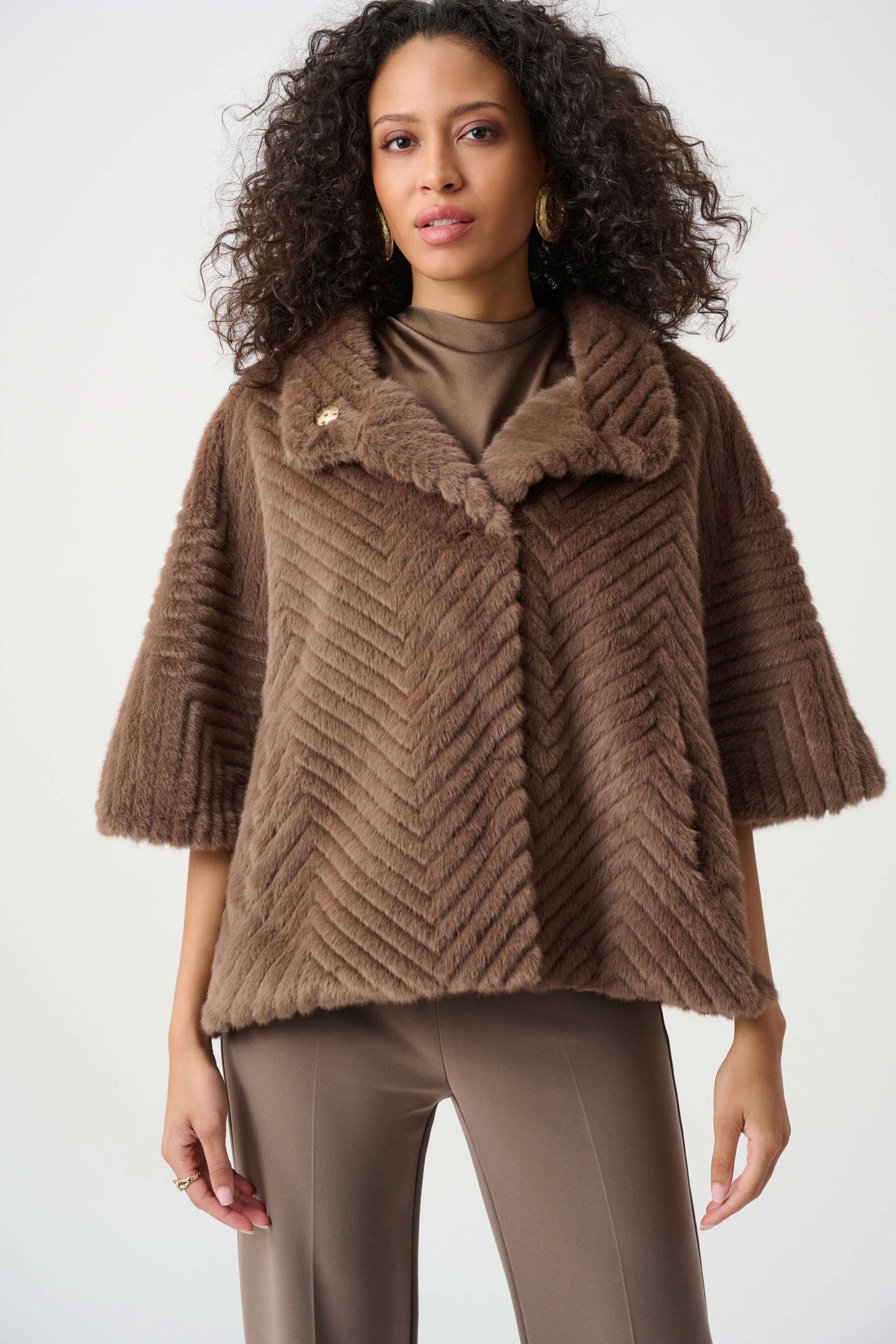 Joseph Ribkoff Chevron Faux Fur Cape-Style Jacket 263917 – jakke fra Joseph Ribkoff hos Den Lille Sorte