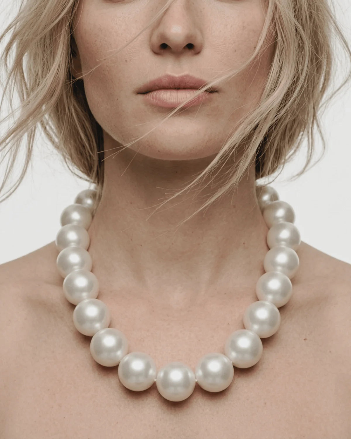DNSKCopenhagen Lisa Short Statement Pearl 18 mm midjekjede 40 cm