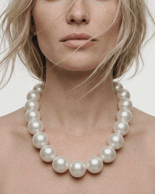 DNSKCopenhagen Lisa Short Statement Pearl 18 mm midjekjede 40 cm